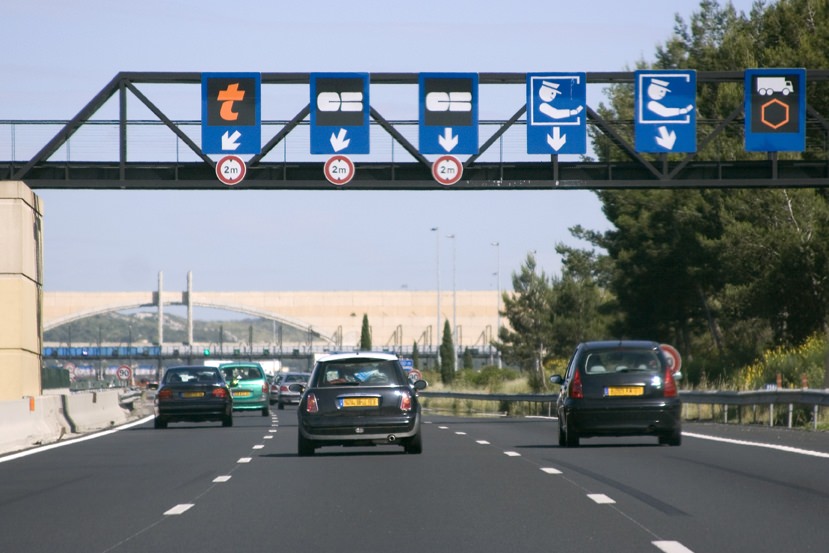 Il danno provocato da pneumatico abbandonato in autostrada: chi paga?